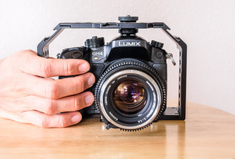 Hand-holding camera in Honu cage is not comfortable