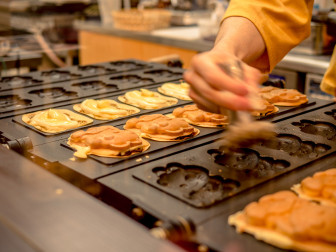 Preparing the neko taiyaki mold