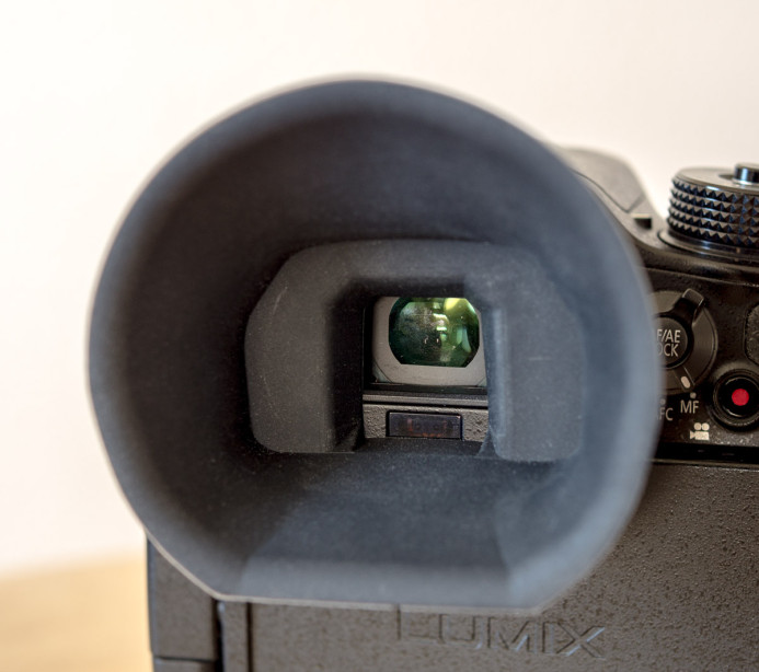 G-Cup does not block the GH4's eye sensor