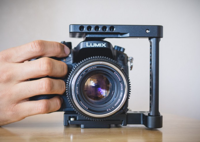 GH4 hand grip is accessible
